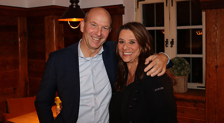 Aston Martin München Geschäftsführer Wolfgang Oswald, Verlegerin Fedra Sayegh:  St. Emmeramsmühle nach Umbau eröffnet am 17.11.2021 wieder (©Foto: Martin Schmitz)